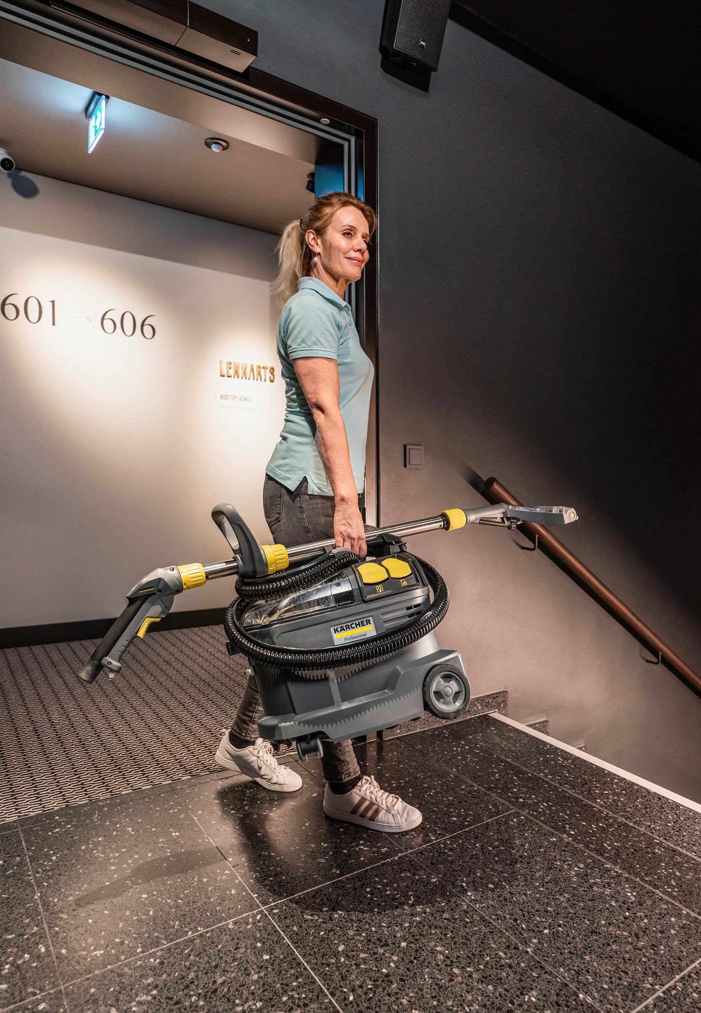 Máquina de Limpeza de Carpetes KARCHER Puzzi 8/1 Adv