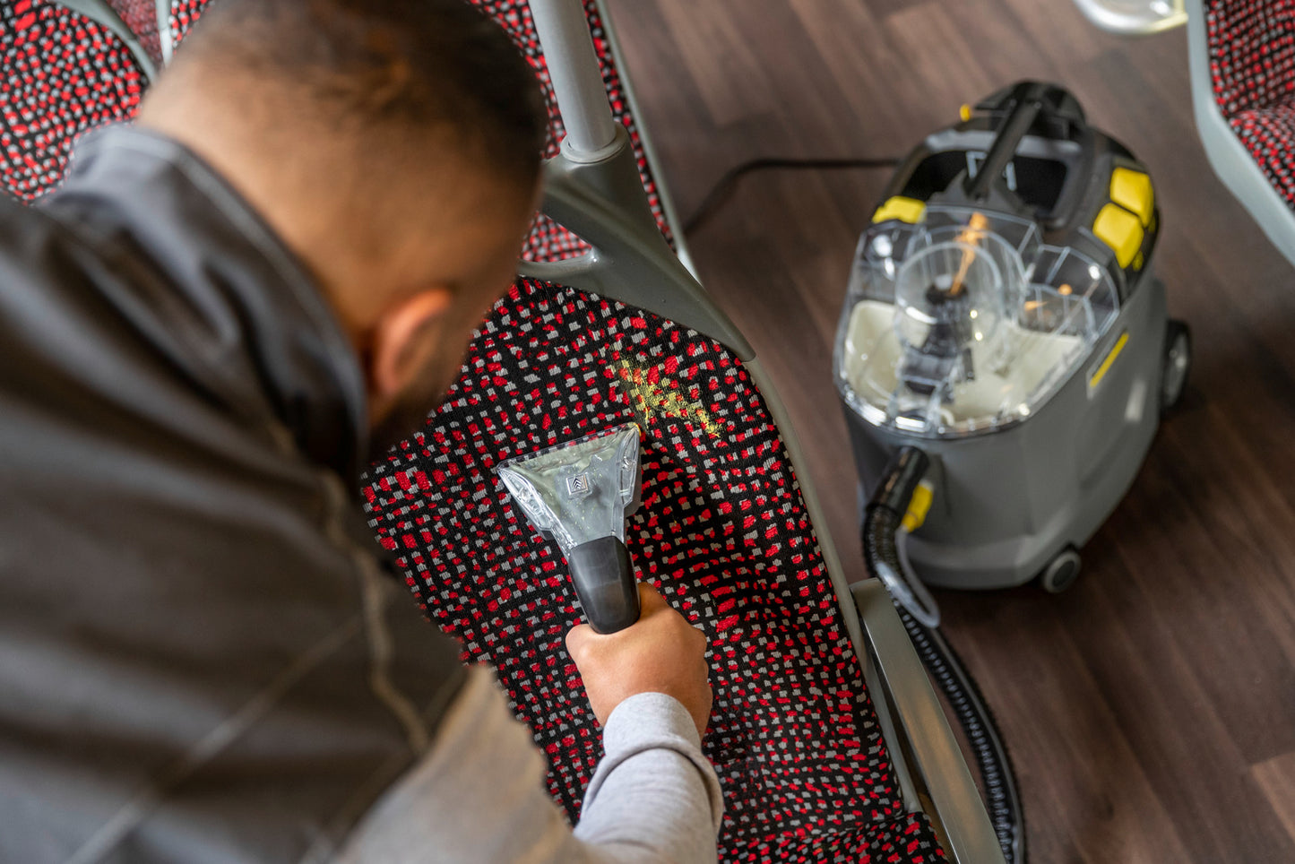 Máquina de Limpeza de Carpetes KARCHER Puzzi 8/1 Adv